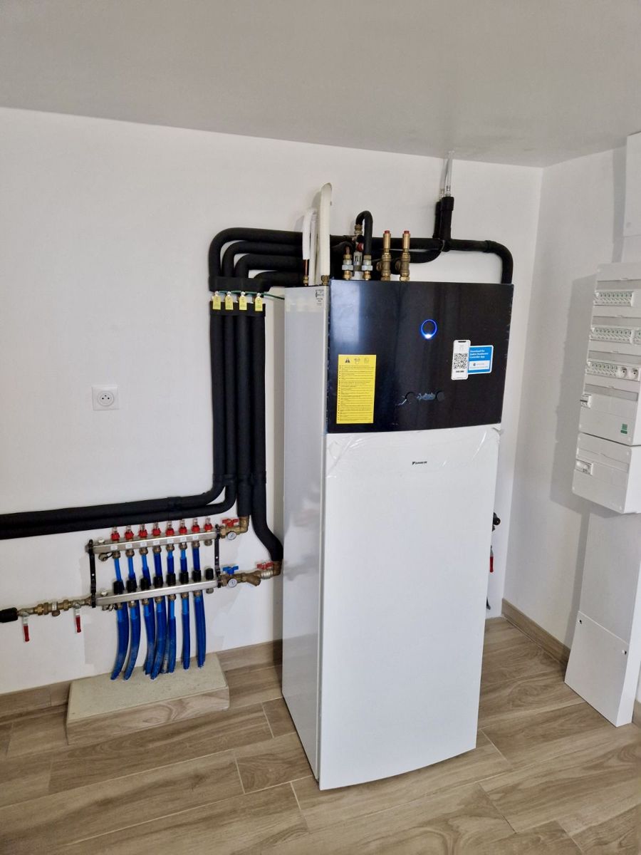 Pompe à chaleur Daikin avec collecteur de plancher chauffant