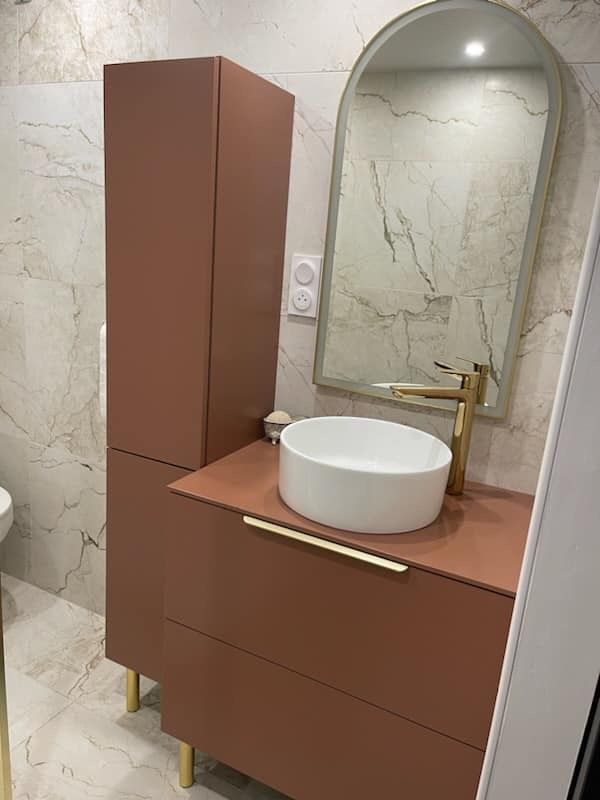 Salle de bain avec meuble terracotta et robinetterie dorée