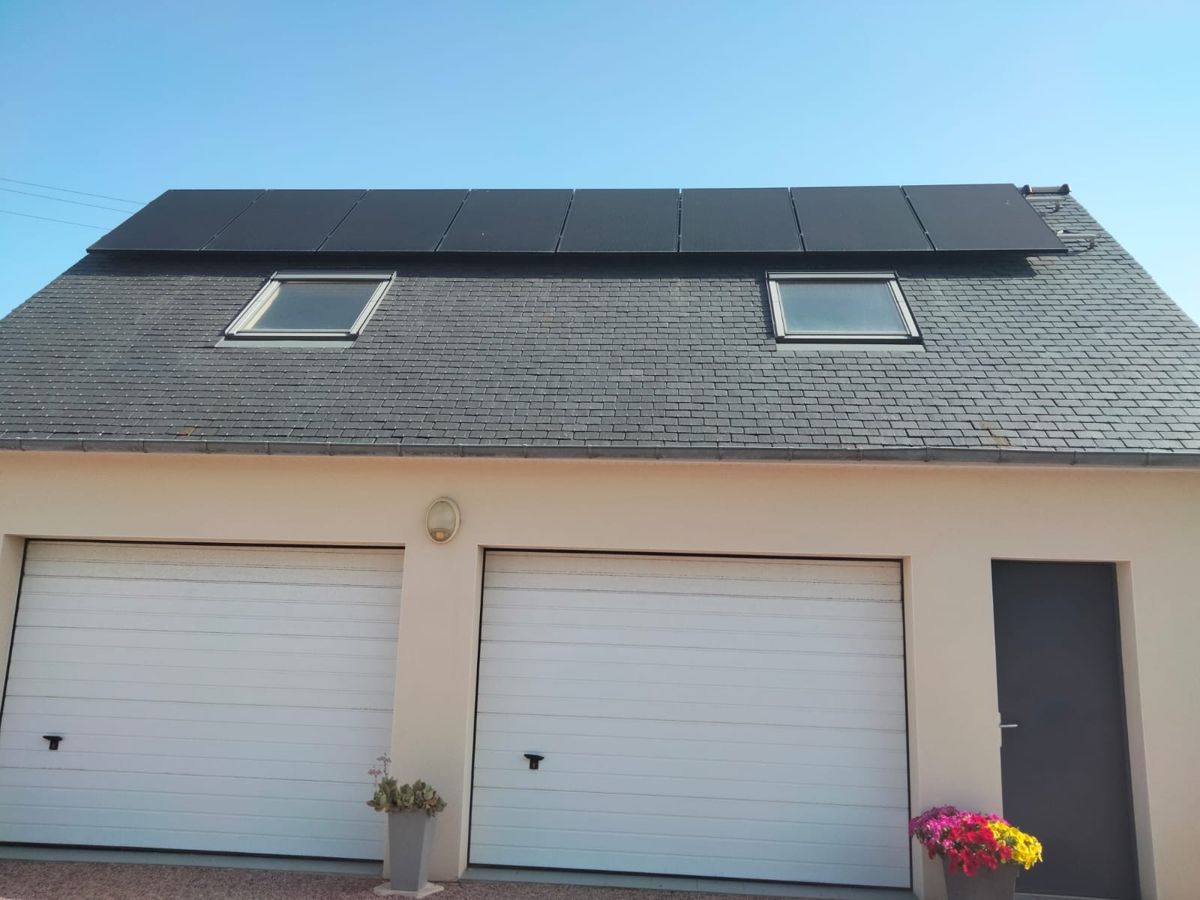 Panneaux solaires installés sur un toit en ardoise