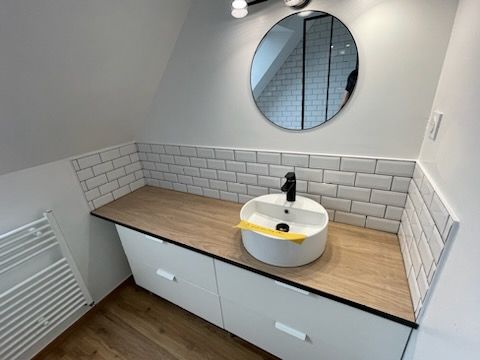 Vasque ronde avec plan en bois et faïence métro